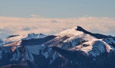 Gün batımında Lecco kasabasının yanındaki dağlar ve Como Gölü.