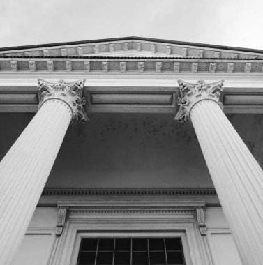 2022 Mart - Azize Mary katedralinin girişi - Novara Piedmont.