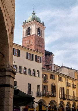 2022 Mart - Novara şehrindeki tarihi cephe, kule ve mimari unsur - İtalya Piedmont.