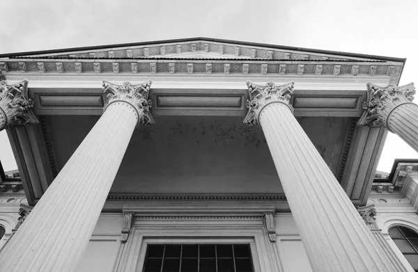 Novara Katedrali (İtalyanca: Duomo di Novara veya Cattedrale di Santa Maria Assunta), İtalya 'nın Novara kentinde Piedmont kentinde bulunan ve Meryem Ana' nın Varsayımına adanmış Roma Katolik katedrali..