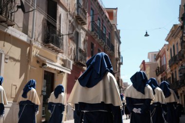 Nisan - İtalya 2022 - Paskalya 'da geleneksel Din kıyafetli bir grup insan - Cagliari Sardinya