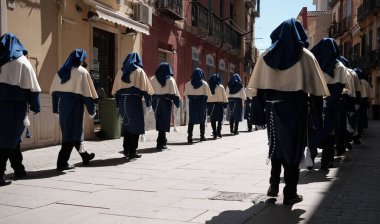 Nisan - İtalya 2022 - Paskalya 'da geleneksel Din kıyafetli bir grup insan - Cagliari Sardinya