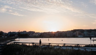 Molentargius Gölü Parkı 'na bakan kadın Saline Cagliari - Sardiya - İtalya
