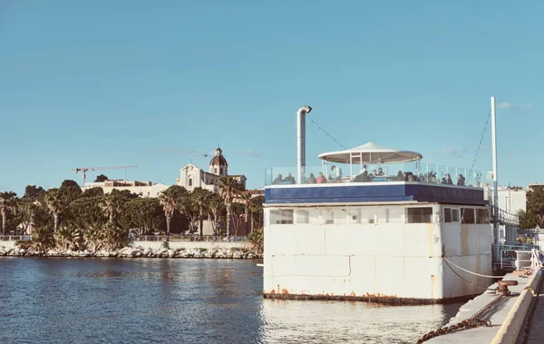 カリアリの商業港とボナリア教会の景色のパノラマのフローティングバー サルデーニャ島 — ストック写真