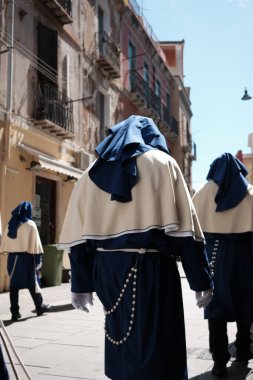 Nisan - İtalya 2022 - Paskalya 'da geleneksel Din kıyafetli bir grup insan - Cagliari Sardinya