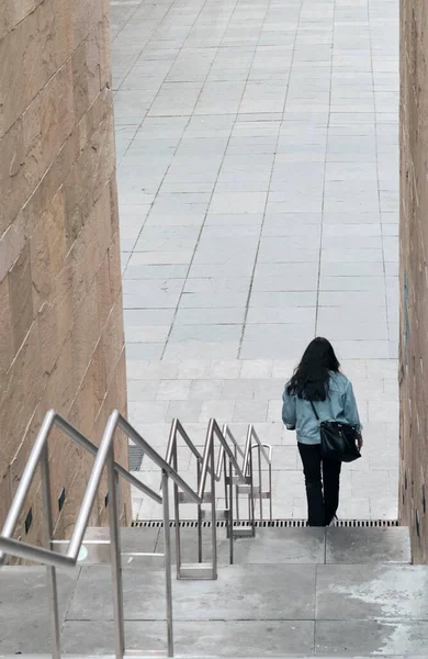 Solo Niña Mujer Caminando Calle Concepto Soledad — Foto de Stock