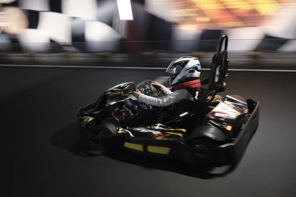 Velocidad Del Conductor Del Karting Eléctrico Rive Carrera Circuito Interior — Foto de Stock