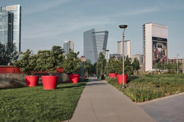 Milan, İtalya - 10 Mayıs 2022: Milano 'nun yeni iş bölgesinin modern binaları