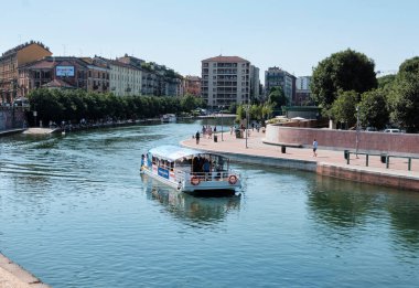 2022 HAZİRAN Milan ITA - Milano şehrindeki Navi Darsena su yolu turistik teknesi