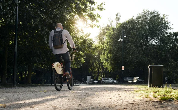 2022 Junho Ita Milão Homem Bicicleta Parque Sempione Milão — Fotografia de Stock