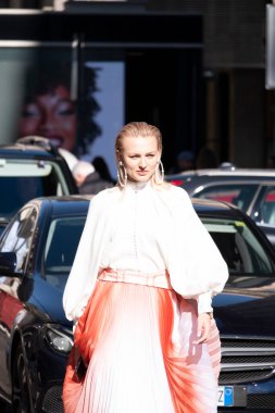 Milan, İtalya - Şubat 2022: Sokak tarzı kıyafetler - Milan Moda Haftası sırasında moda gösterisi.