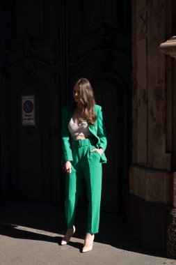Milan, İtalya - Şubat 2022: Sokak tarzı kıyafetler - Milan Moda Haftası sırasında moda gösterisi