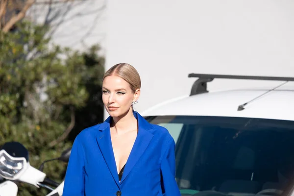 Milan, İtalya - Şubat 2022: Sokak tarzı kıyafetler - Milan Moda Haftası sırasında moda gösterisi