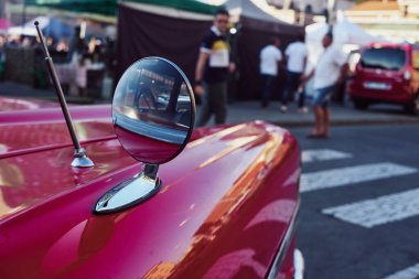 Avrupa 'nın eski caddesinde park edilmiş Retro arabanın aynalı görüntüsü.