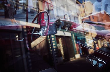 Retro araba kokpiti Avrupa 'nın eski caddesinde park halinde..