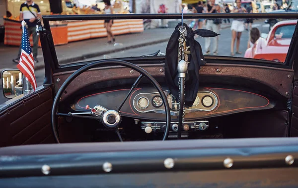 Hot Rod Retro Car Parked Old Street European City — Fotografia de Stock