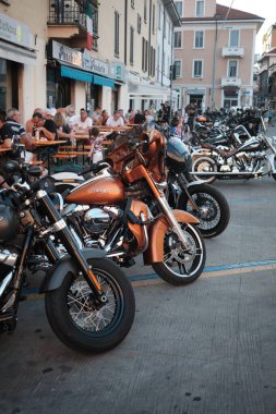 HAZİRAN İTALYA - Milan 2022 Park halindeki motosikletlerin toplanması