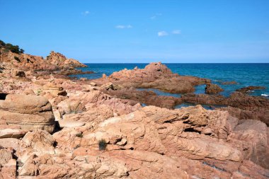 Its waters are crystal clear and of a changing blue due to the plays of light created by the sun reflecting off the sea bed.