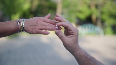 Evlilik teklifi, aşık bir adam mutlu bir kadına elmas yüzük takar.