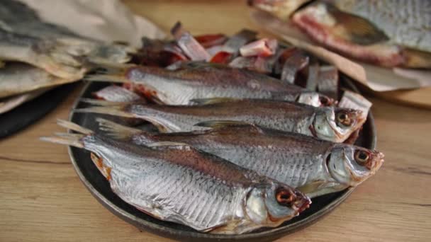 Zdrowa żywność, soczyste świeże solone ryby morskie na talerzu, zbliżenie — Wideo stockowe