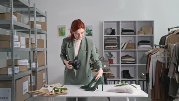 İnternet mağazası, genç iş kadını sosyal ağlar ve giyim mağazası için dijital kamerada kıyafet fotoğrafı çekiyor. — Stok video