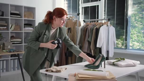 Boutique en ligne de détail, jeune femme moderne avec appareil photo numérique fait photo de marchandises pour le site Web et les réseaux sociaux de boutique en ligne fond de boutique — Video