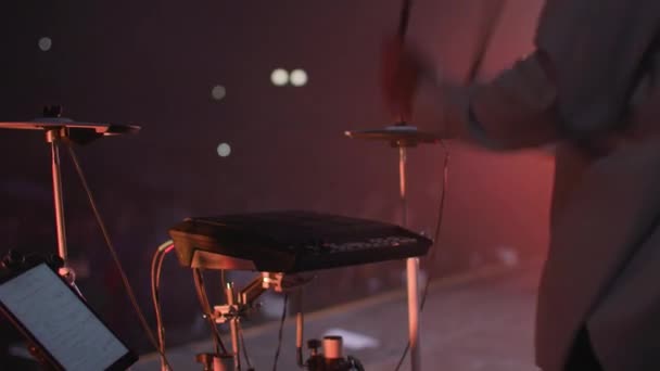 Baterista irreconhecível tocando bateria eletrônica em concerto, homem tocando música rock no palco — Vídeo de Stock