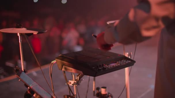 Hobby och musik, man episka spela elektroniska trumset på scenen under natten konsert — Stockvideo