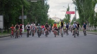 Kherson, Ukrayna 10 Ağustos 2021: Çocuk bisiklet sürüşü, aktif erkek ve kadın gençler şehir festivaline katılıyor ve yaz günü bisiklet sürüyorlar.