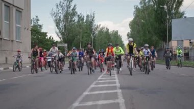 Kherson, Ukrayna 10 Ağustos 2021: Erkek ve kadın gençlerden oluşan kalabalık aktif bir yaşam tarzı sürdürüyor ve şehir sokaklarında bisiklet turuna katılıyorlar.