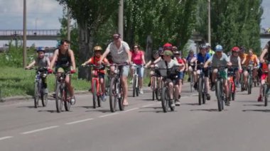 Kherson, Ukrayna 10 Ağustos 2021: Hildrens bisiklet sürüşü, spor giyimli aktif çocuklar ve güneşli bir günde şehir caddesinde kask süren bisiklet.