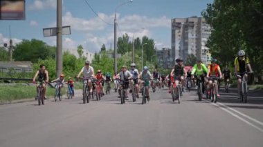 Kherson, Ukrayna 10 Ağustos 2021: Şehir etkinliği, bisiklet sürerken kask takan bir grup çocuk, güneşli bir günde bisiklet sürerken kask takan bir grup spor çocuğu.