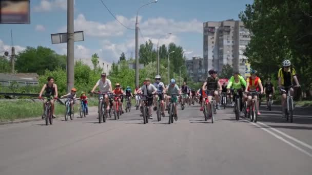 Kherson, Ukrayna 10 Ağustos 2021: Şehir etkinliği, bisiklet sürerken kask takan bir grup çocuk, güneşli bir günde bisiklet sürerken kask takan bir grup spor çocuğu. — Stok video