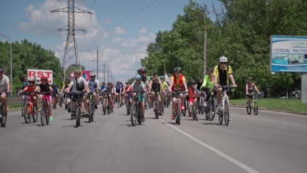 Херсон, Украина 10 августа 2021 года: активные дети за здоровый образ жизни в спортивной форме едут на велосипедах по дороге в солнечный день — стоковое видео