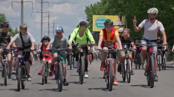Херсон, Украина 10 августа 2021 года: благотворительные акции, группа мужских и женских радостных продуктов в спортивной одежде на велосипеде по городской дороге — стоковое видео