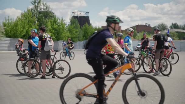 Kherson, Ukrayna 10 Ağustos 2021: kasklı ve spor giyimli bir grup erkek ve kadın bisiklet yarışına katılmaya hazırlanıyor. — Stok video