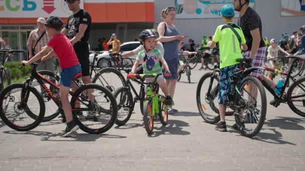 Херсон, Украина 10 августа 2021 года: в велогонке примут участие маленькие мальчики в спортивной форме и шлемах на велосипедах — стоковое видео