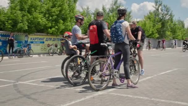 Kherson, Ukrayna 10 Ağustos 2021: Aktif erkek çocuk bir kalabalığın etrafında bisiklet sürüyor — Stok video