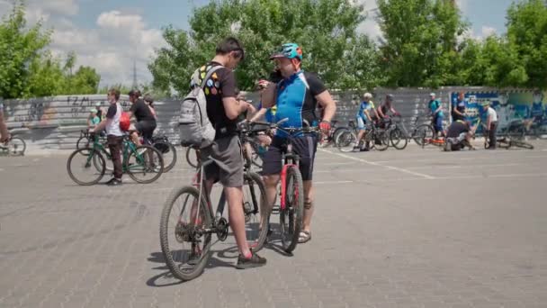 Kherson, Ucrânia 10 de agosto de 2021: homem de uniforme esportivo usando capacete fala em tom durante reunião de ciclista — Vídeo de Stock