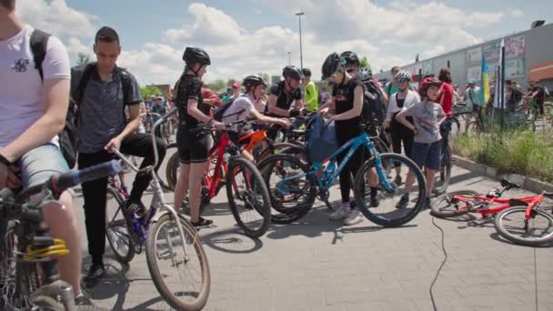 Херсон, Украина 10 августа 2021 года: активные увлечения, группа людей в шлемах и спортивной форме на велосипедах готовятся к поездке по городу — стоковое видео