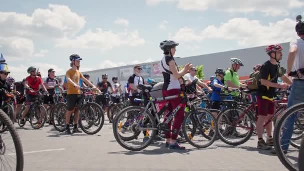 Kherson, Oekraïne 10 augustus 2021: menigte mensen in sportuniformen en helmen applaudisseren tijdens fietstocht door de stad — Stockvideo