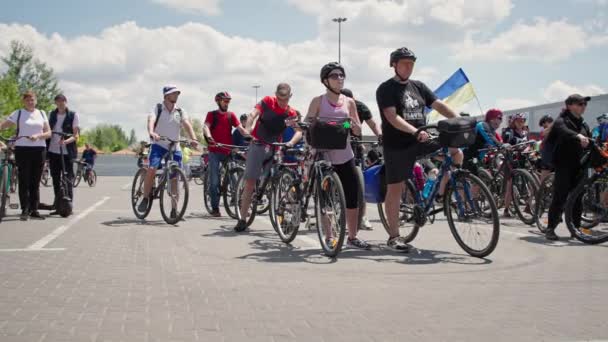 Kherson, Ucrania 10 de agosto de 2021: jóvenes que llevan un estilo de vida deportivo con bicicletas preparándose para un viaje en grupo por la ciudad — Vídeos de Stock