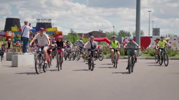 Cherson, Ukraine 10. August 2021: Umweltbewegung, eine Menschenmenge von männlichen und weiblichen Kindern in Sportbekleidung und einem Helm für einen gesunden Lebensstil mit dem Fahrrad an einem sonnigen Tag auf einer Stadtstraße — Stockvideo