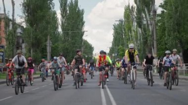 Kherson, Ukrayna 10 Ağustos 2021: sağlıklı yaşam tarzı, spor giyimli aktif çocuklar ekolojik nakliye sırasında yolda kask takıyorlar.