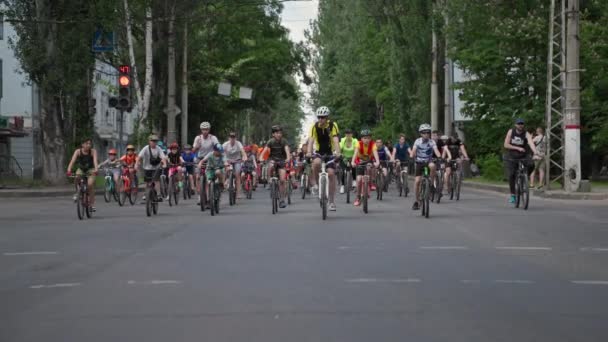 Kherson, Ucrania 10 de agosto de 2021: paseo en bicicleta, grupo de personas con niños en ropa deportiva y cascos en bicicleta por las calles de la ciudad, lo que demuestra el transporte ecológico — Vídeos de Stock