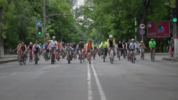 우크라이나, 크 헤 슨, 2021 년 8 월 10 일: 도시의 거리에서 자전거로 헬멧을 쓰고 스포츠 생활을 하는 활동적 인 어린이들 — 비디오