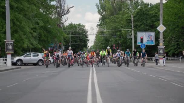 Херсон, Украина 10 августа 2021 года: велопробег среди детей, активные здоровые дети в защитных шлемах на велосипедах едут по дороге по городу — стоковое видео