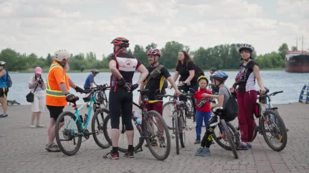 우크라이나, 크 헤 슨, 2021 년 8 월 10 일: 도시에서 자전거를 타고 자전거를 타는 동안 자전거를 타고 가면서 운동복을 입고 헬멧을 쓴 어린이들의 그룹 — 비디오