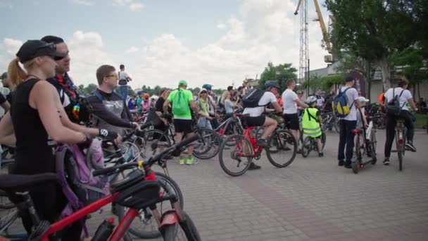 Chersoń, Ukraina 10 sierpnia 2021: tłum młodych aktywnych w odzieży sportowej w kaskach ochronnych z rowerami — Wideo stockowe