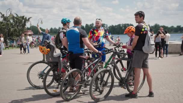 Херсон, Украина 10 августа 2021 года: группа велосипедистов-мужчин в спортивной одежде с велосипедами на заднем плане набережной после велопробега — стоковое видео